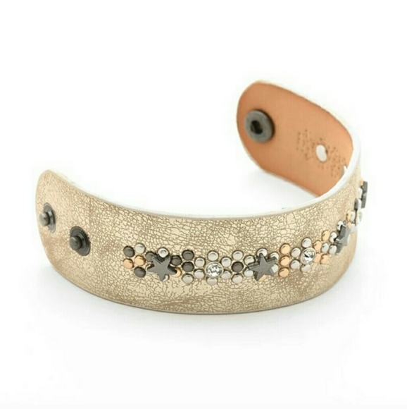 🎀Geniun Leather Star Rivet Cuff - Picture 3 of 5